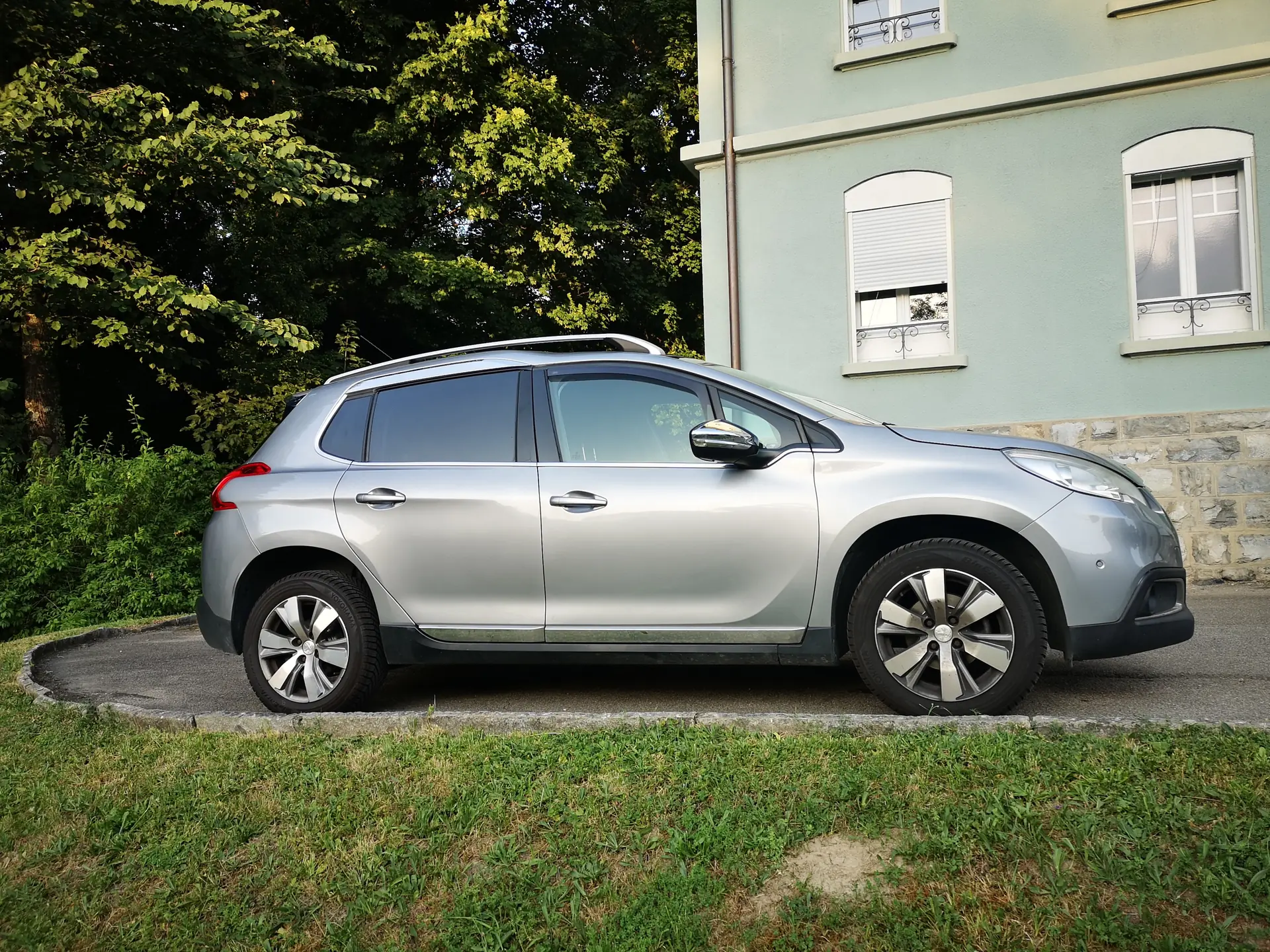 Peugeot 2008 VTi Active — SUV urbain automatique, entretenu et sans sinistre — vue extérieure