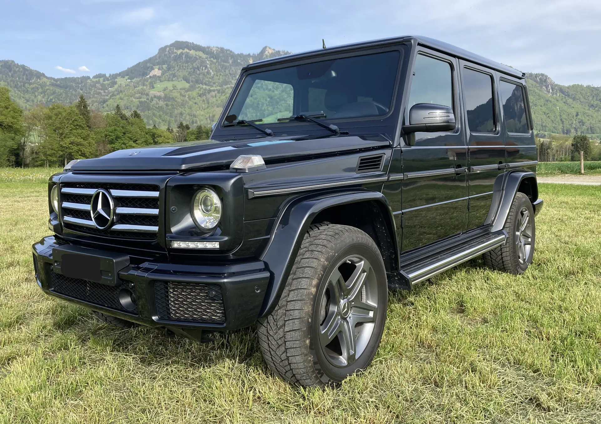 Mercedes-Benz G 500 — L'authentique SUV premium noir Designo, entretien certifié — vue extérieure