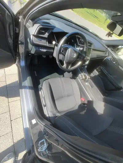 Honda Civic 1.6 i-DTEC Elegance — Berline diesel efficace, 52 500 km seulement — interni