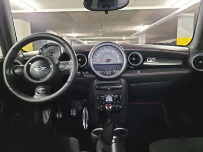 MINI Cooper John Cooper Works GP 2013 — Exemplaire collector N°352/2000, performances de légende — Miniatura 12
