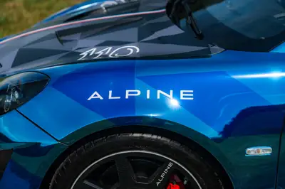 Alpine A110 R Pikes Peak — Édition mondiale limitée, 301 ch purs et exclusivité suisse — Miniature 14
