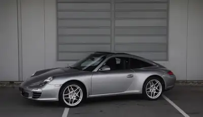 Porsche 911 Targa 4 — Cabriolet sportif 2009, 345 ch et toit rétractable — Heckansicht