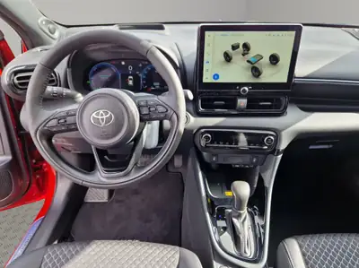 Toyota Yaris 1.5 Premium e-CVT — Hybride ultra-économe, 10 km seulement, neuve jamais roulée — dashboard