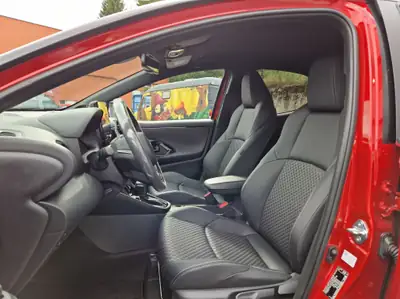 Toyota Yaris 1.5 Premium e-CVT — Hybride ultra-économe, 10 km seulement, neuve jamais roulée — interior
