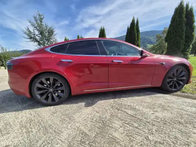 Tesla Model S 2017 — Berline électrique haute performance, 168 500 km — tableau de bord