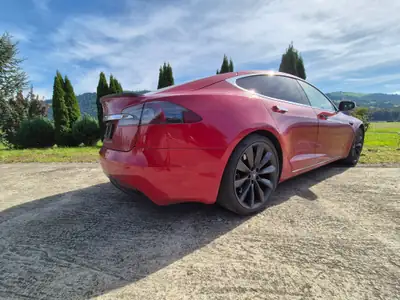 Tesla Model S 2017 — Berline électrique haute performance, 168 500 km — détail
