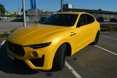 Maserati Levante 3.0 V6 Modena S — SUV premium jaune éclatant, 430 ch et rouage intégral — fianco