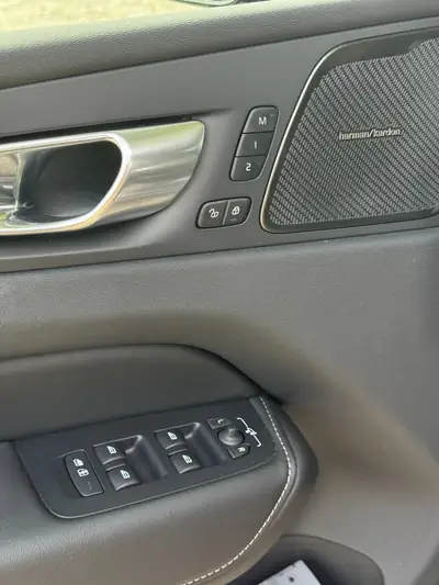 Volvo XC60 T8 eAWD PluginHybrid Black Edition — SUV premium hybride rechargeable, 33'000 km seulement — Miniatur 15