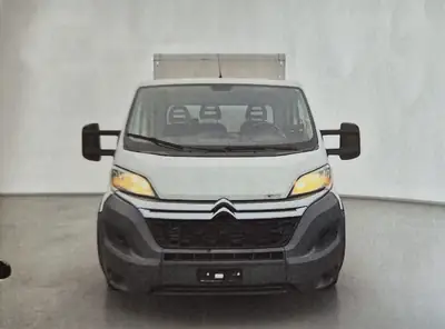Citroën Jumper 2018 — Utilitaire robuste avec plateforme de levage, 14 500 km seulement — vue extérieure