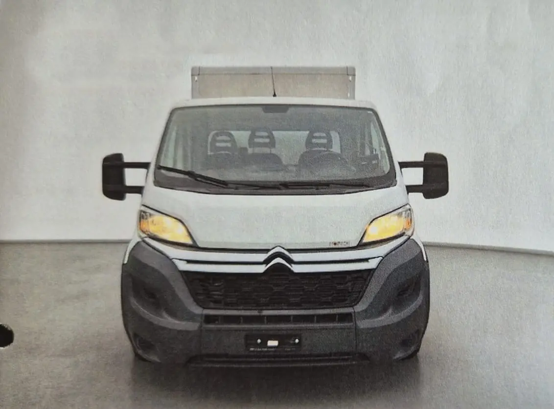 Citroën Jumper 2018 — Utilitaire robuste avec plateforme de levage, 14 500 km seulement — vue extérieure