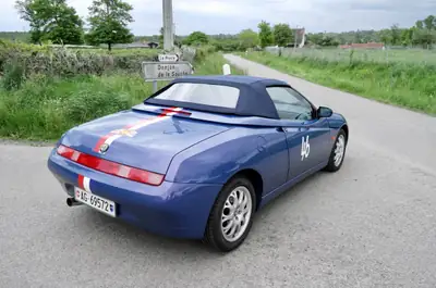Alfa Romeo Spider 2.0 TS 16V — Cabriolet mythique, édition Spirit Magazine collector — Miniature 18