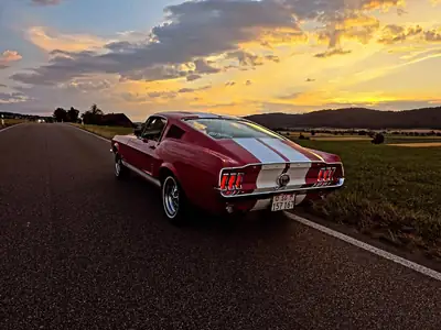 Ford Mustang GT390 Restomod Big Block Fastback 1967 — Muscle car légendaire restaurée — Heckansicht