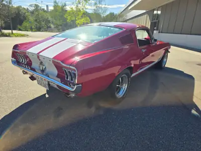 Ford Mustang GT390 Restomod Big Block Fastback 1967 — Muscle car légendaire restaurée — Miniatur 13