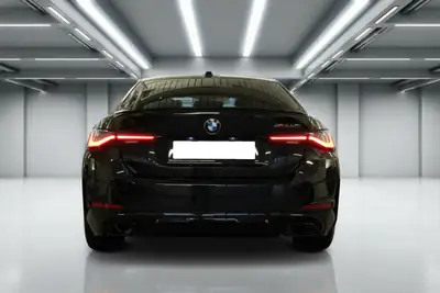 BMW M440i xDrive Gran Coupé — Sportivité et élégance hybride 48V — vista posteriore