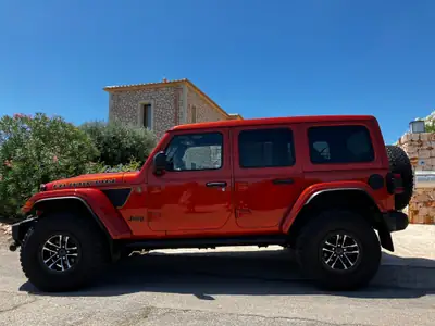 Jeep Wrangler Rubicon Recon Xtreme 2024 — One of One, 4x4 légendaire orange métallisé — côté