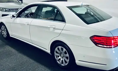 Mercedes-Benz E 200 BlueTEC Avantgarde — Berline diesel efficace, 215'000 km, sans sinistre — fianco