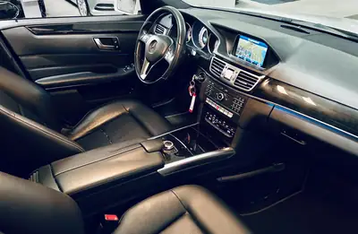 Mercedes-Benz E 200 BlueTEC Avantgarde — Berline diesel efficace, 215'000 km, sans sinistre — interni
