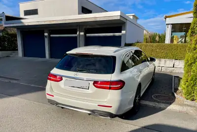 Mercedes-Benz E 400 AMG Line 4Matic — Berline élégante, 333 ch et transmission 9G-Tronic — vista posteriore
