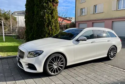 Mercedes-Benz E 400 AMG Line 4Matic — Berline élégante, 333 ch et transmission 9G-Tronic — vista esterna