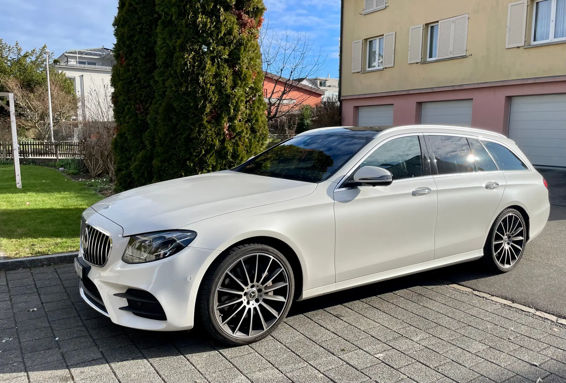 Mercedes-Benz E 400 AMG Line 4Matic — Berline élégante, 333 ch et transmission 9G-Tronic — vista esterna