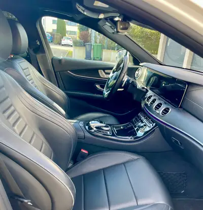 Mercedes-Benz E 400 AMG Line 4Matic — Berline élégante, 333 ch et transmission 9G-Tronic — interni