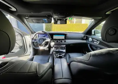 Mercedes-Benz E 400 AMG Line 4Matic — Berline élégante, 333 ch et transmission 9G-Tronic — cruscotto