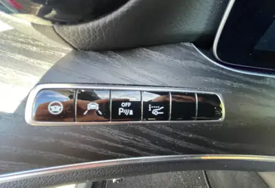 Mercedes-Benz E 400 AMG Line 4Matic — Berline élégante, 333 ch et transmission 9G-Tronic — Miniatura 10