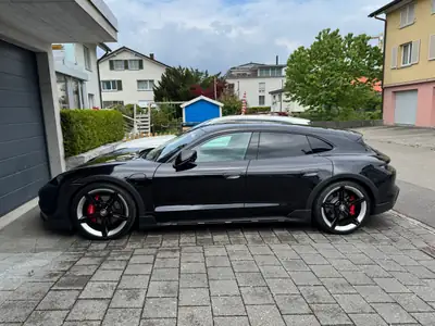 Porsche Taycan 4S Cross Turismo — Électrique haute performance, 72000 km, service récent — side view