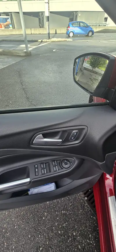 Ford Kuga 2.0 TDCi ST Line High 4WD — SUV robuste, 69'000 km, motorisation diesel performante — Miniatura 12