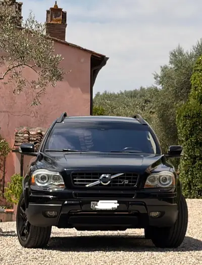Volvo XC90 V8 AWD Sport — Le dernier V8 suédois, impeccable et régulièrement entretenu — vista posteriore