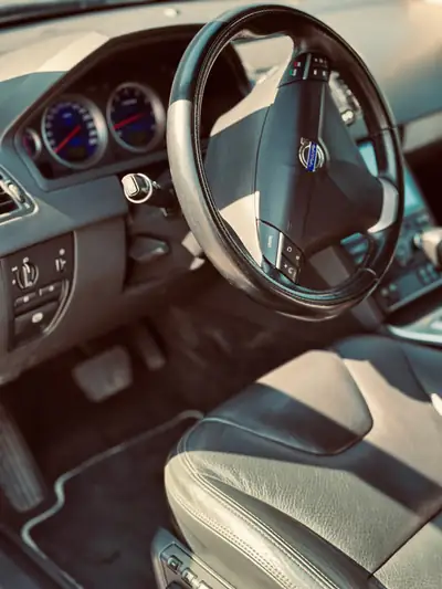 Volvo XC90 V8 AWD Sport — Le dernier V8 suédois, impeccable et régulièrement entretenu — Miniatura 16
