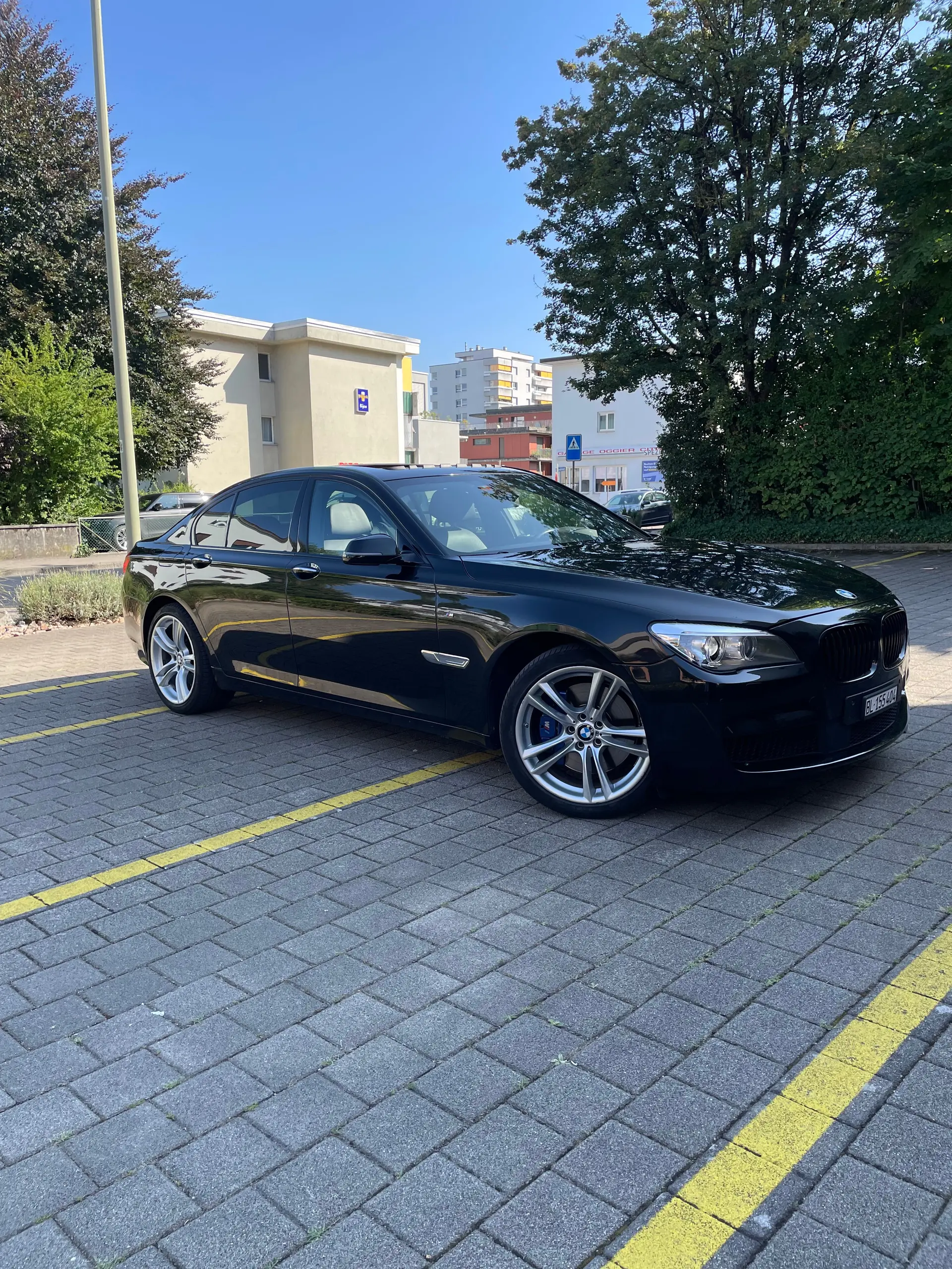 BMW 750d xDrive M-Paket — Berline de luxe diesel, sans sinistre — vista esterna