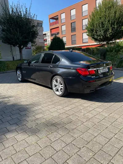 BMW 750d xDrive M-Paket — Berline de luxe diesel, sans sinistre — vista posteriore