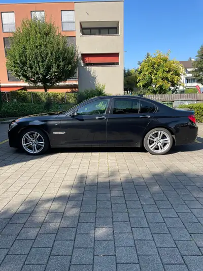 BMW 750d xDrive M-Paket — Berline de luxe diesel, sans sinistre — interni