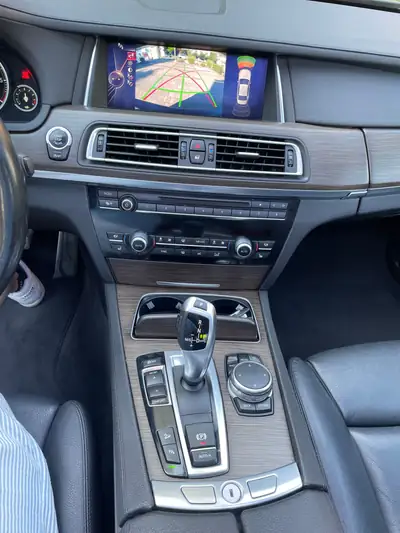 BMW 750d xDrive M-Paket — Berline de luxe diesel, sans sinistre — Miniatura 9