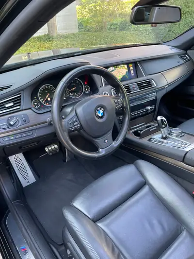 BMW 750d xDrive M-Paket — Berline de luxe diesel, sans sinistre — Miniatura 8