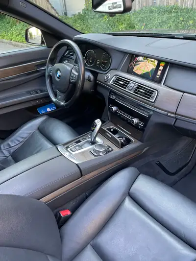 BMW 750d xDrive M-Paket — Berline de luxe diesel, sans sinistre — Miniatura 15