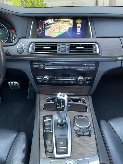 BMW 750d xDrive M-Paket — Berline de luxe diesel, sans sinistre — Miniatura 13