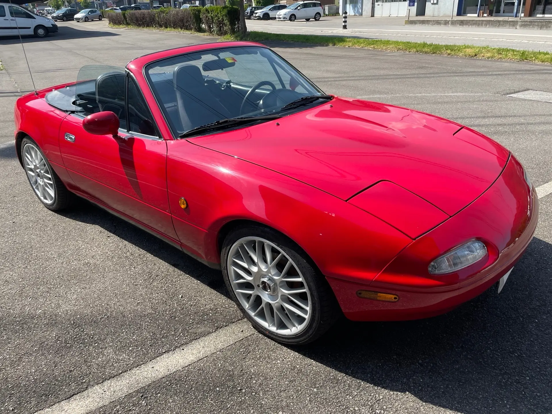 Mazda MX-5 1991 — Cabriolet sportif rouge, 55'000 km, sans sinistre — Außenansicht