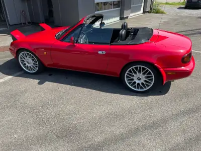 Mazda MX-5 1991 — Cabriolet sportif rouge, 55'000 km, sans sinistre — côté