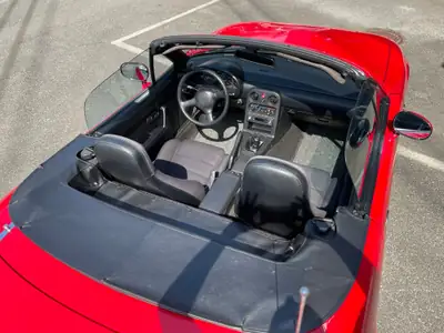 Mazda MX-5 1991 — Cabriolet sportif rouge, 55'000 km, sans sinistre — intérieur