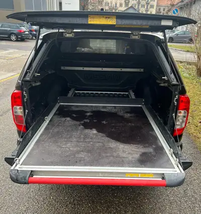 Nissan Navara Double Cab N-Guard — Pick-up 4WD robuste, 85000 km, sans accident — Heckansicht