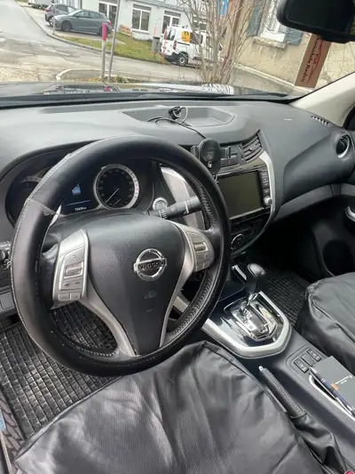 Nissan Navara Double Cab N-Guard — Pick-up 4WD robuste, 85000 km, sans accident — Armaturenbrett
