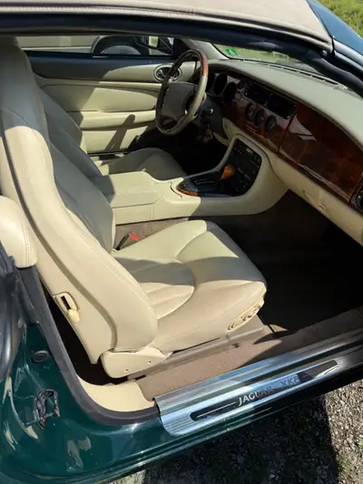 Jaguar XK8 Convertible 1997 — Cabriolet anglais de prestige, motorisation V8 puissante — Seitenansicht