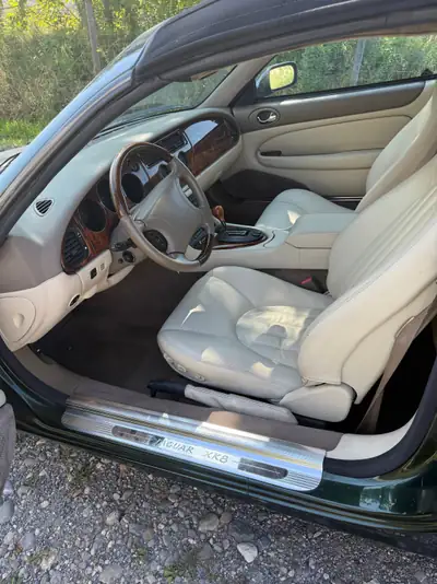 Jaguar XK8 Convertible 1997 — Roadster anglais mythique, moteur V8 puissant — côté