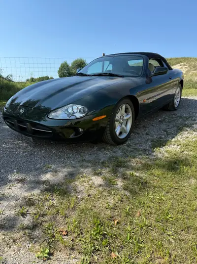 Jaguar XK8 Convertible 1997 — Roadster anglais mythique, moteur V8 puissant — vue extérieure