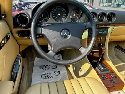 Mercedes-Benz SL 500 1983 — Cabriolet légendaire, moteur 5.0L, contrôle technique récent — Detail