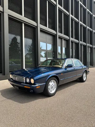 Jaguar XJ 4.0 Sovereign — Berline britannique de prestige, 162'000 km, moteur V8 — vista esterna