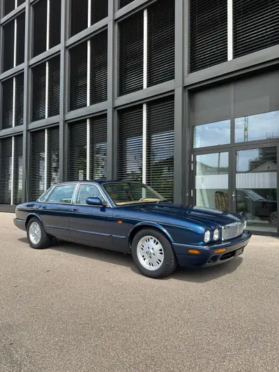 Jaguar XJ 4.0 Sovereign — Berline britannique de prestige, 162'000 km, moteur V8 — fianco