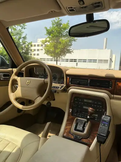 Jaguar XJ 4.0 Sovereign — Berline britannique de prestige, 162'000 km, moteur V8 — Miniatura 7